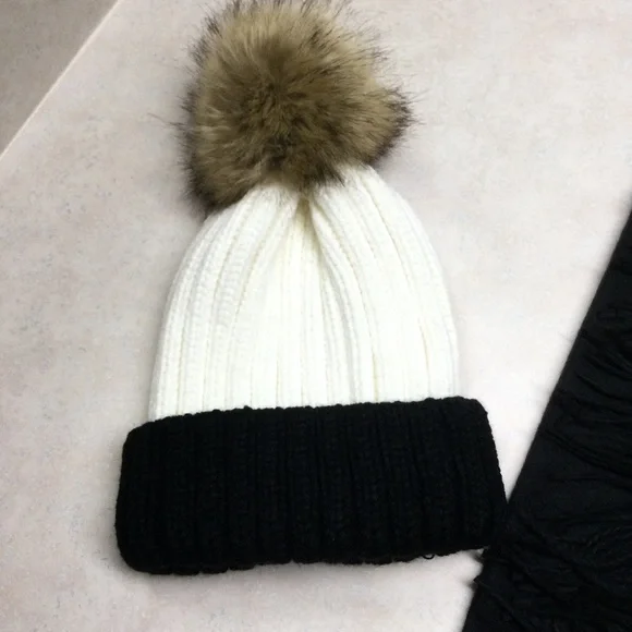 Pom hat and scarf - Picture 6 of 7